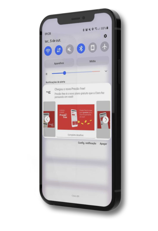 Notificação push da Claro na central de notificações do celular, com carrossel de ofertas
